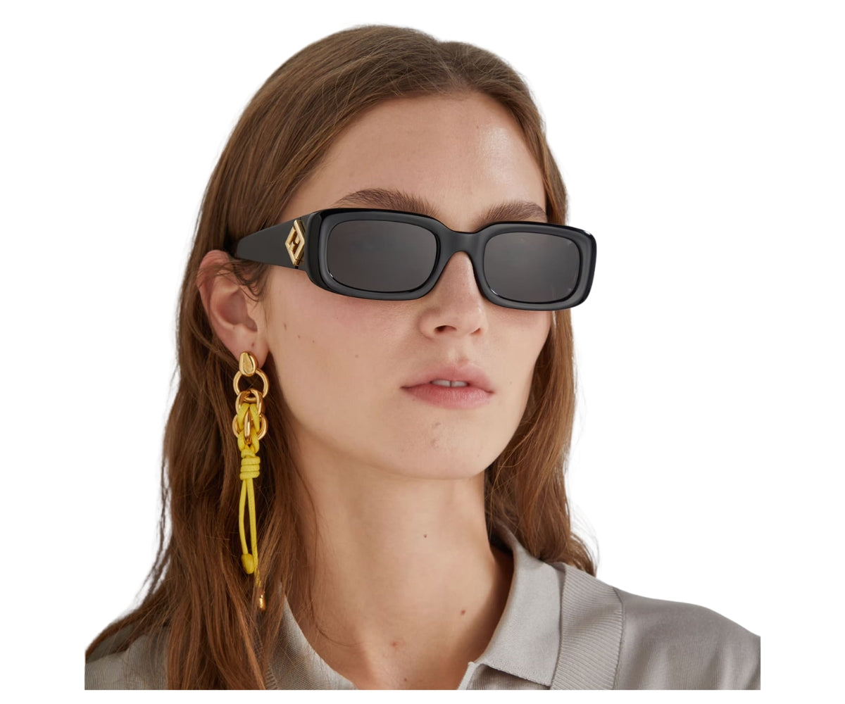 Fendi_Sunglasses_40222I_01A_52_model 1