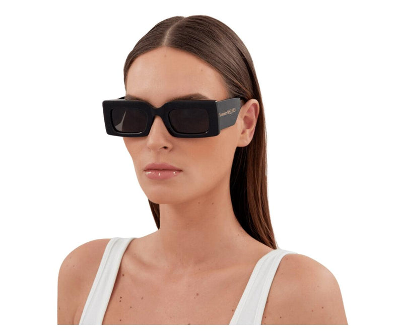 Alexander Mcqueen_Sunglasses_0433S_001_50_Model 1