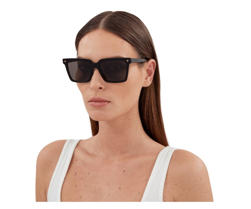 Bottega Veneta_Sunglasses_1254S_001_55_Model 1