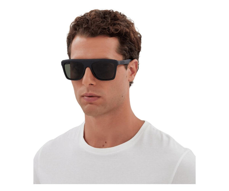 Gucci_Sunglasses_1570S_001_57_Model 1