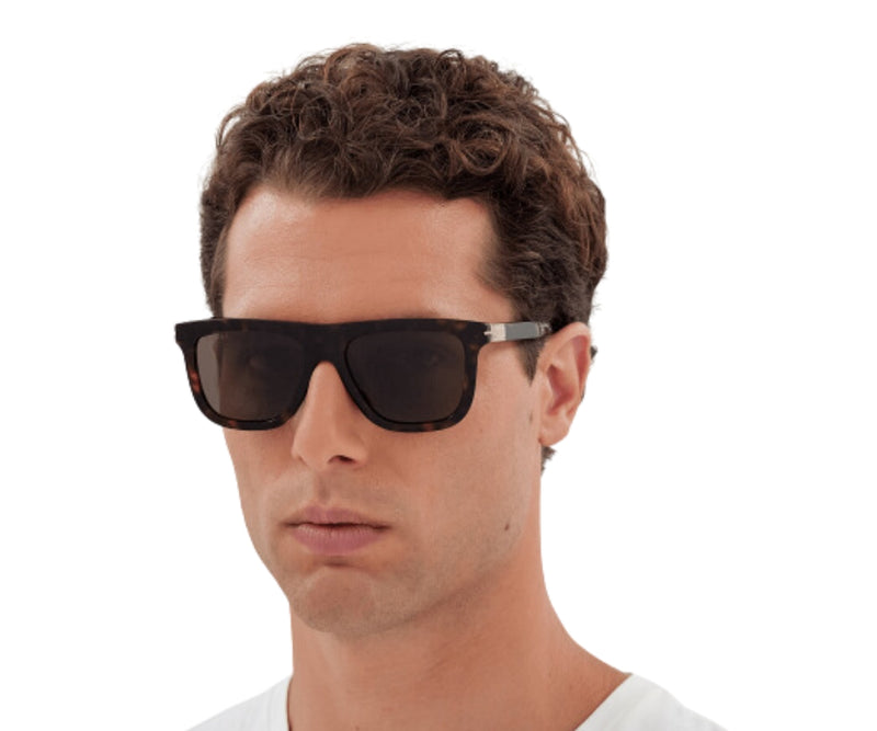 Gucci_Sunglasses_1502S_002_54_Model 1