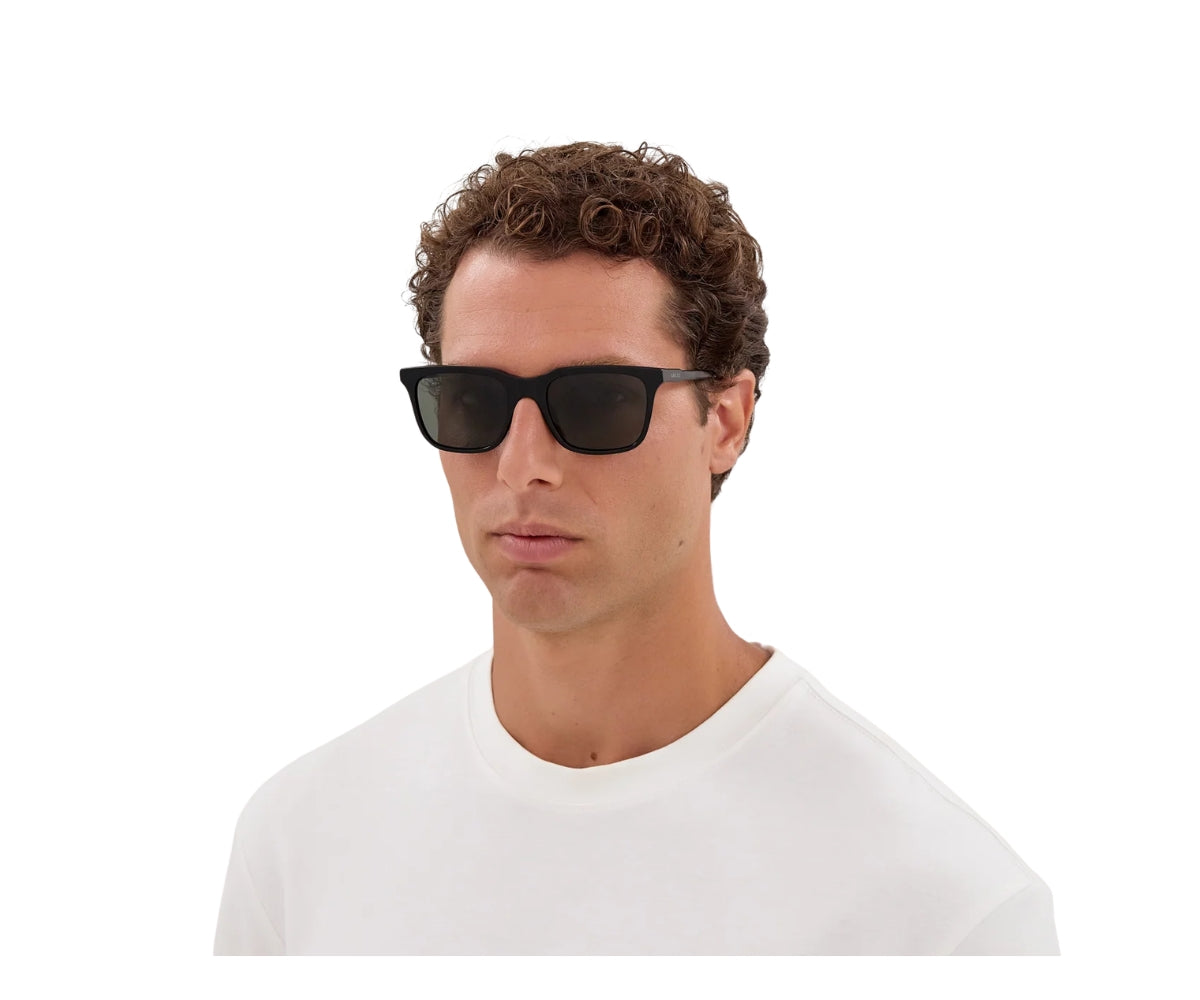 Gucci_Sunglasses_2114S_001_53_model 1