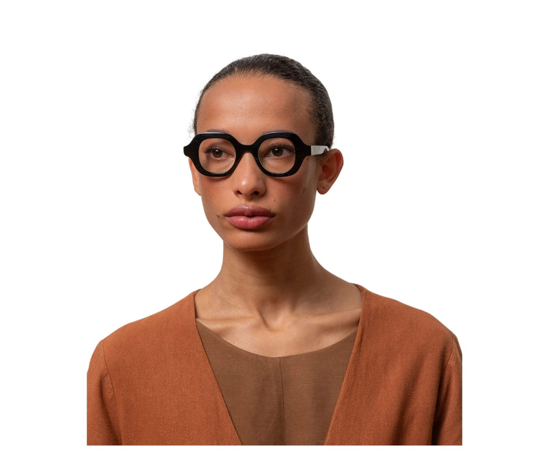 Lapima_Glasses_CATARINA PETIT_BLACK_43_model 