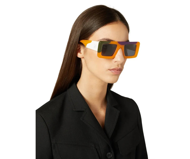 Off-White_Sunglasses_OERI069_2007_51_model 1
