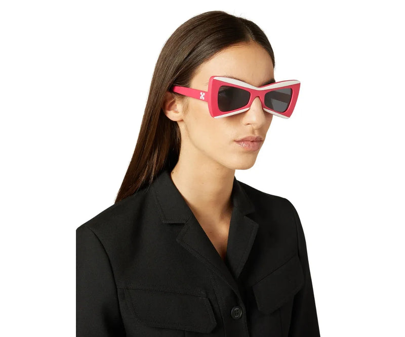 Off-White_Sunglasses_OERI070_3407_53_model 1
