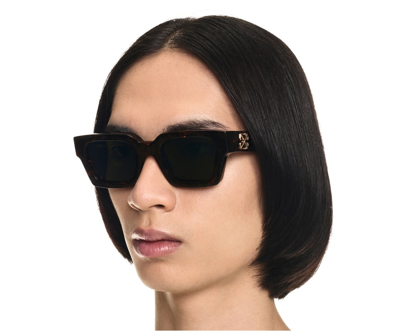 Off-White_Sunglasses_OERI126_6055_53_model 2
