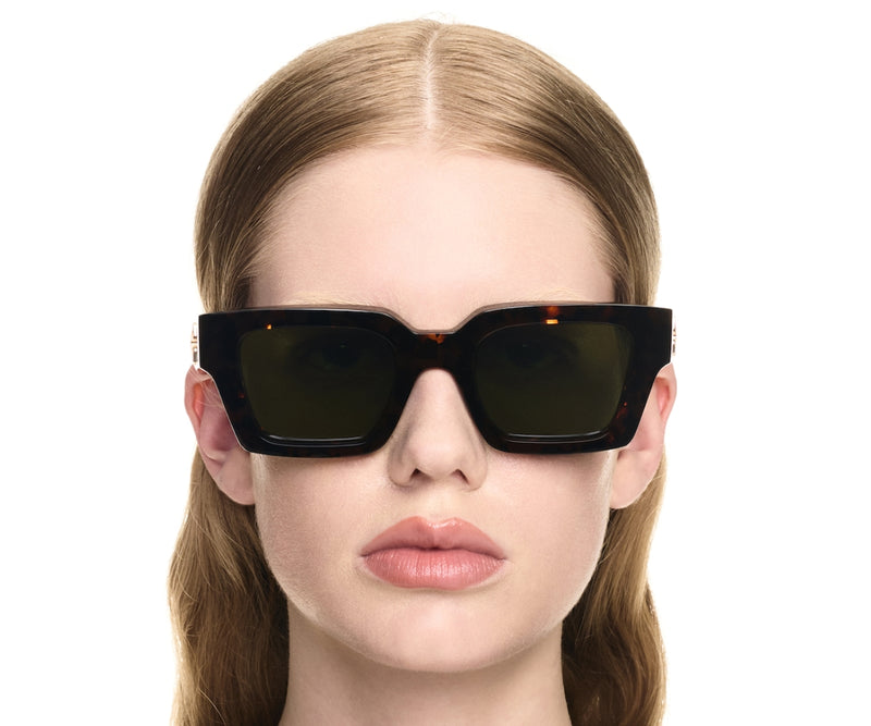 Off-White_Sunglasses_OERI126_6055_53_model 