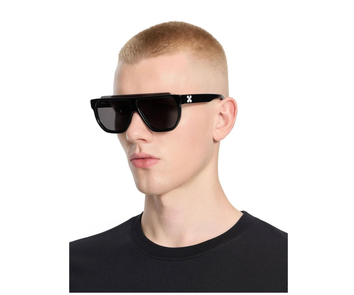 Off-White_Sunglasses_Earth_OW1049_1007_133_model 1